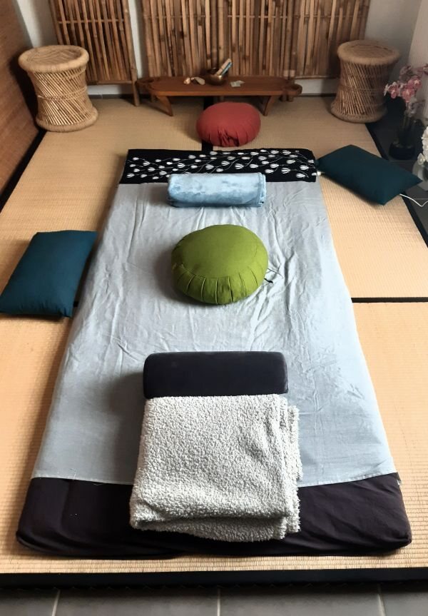 Futon japonais préparé pour une séance de Koho Shiatsu